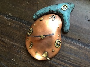 銅製　ぷっくりした家の壁掛け時計(きのこ型)　※受注品