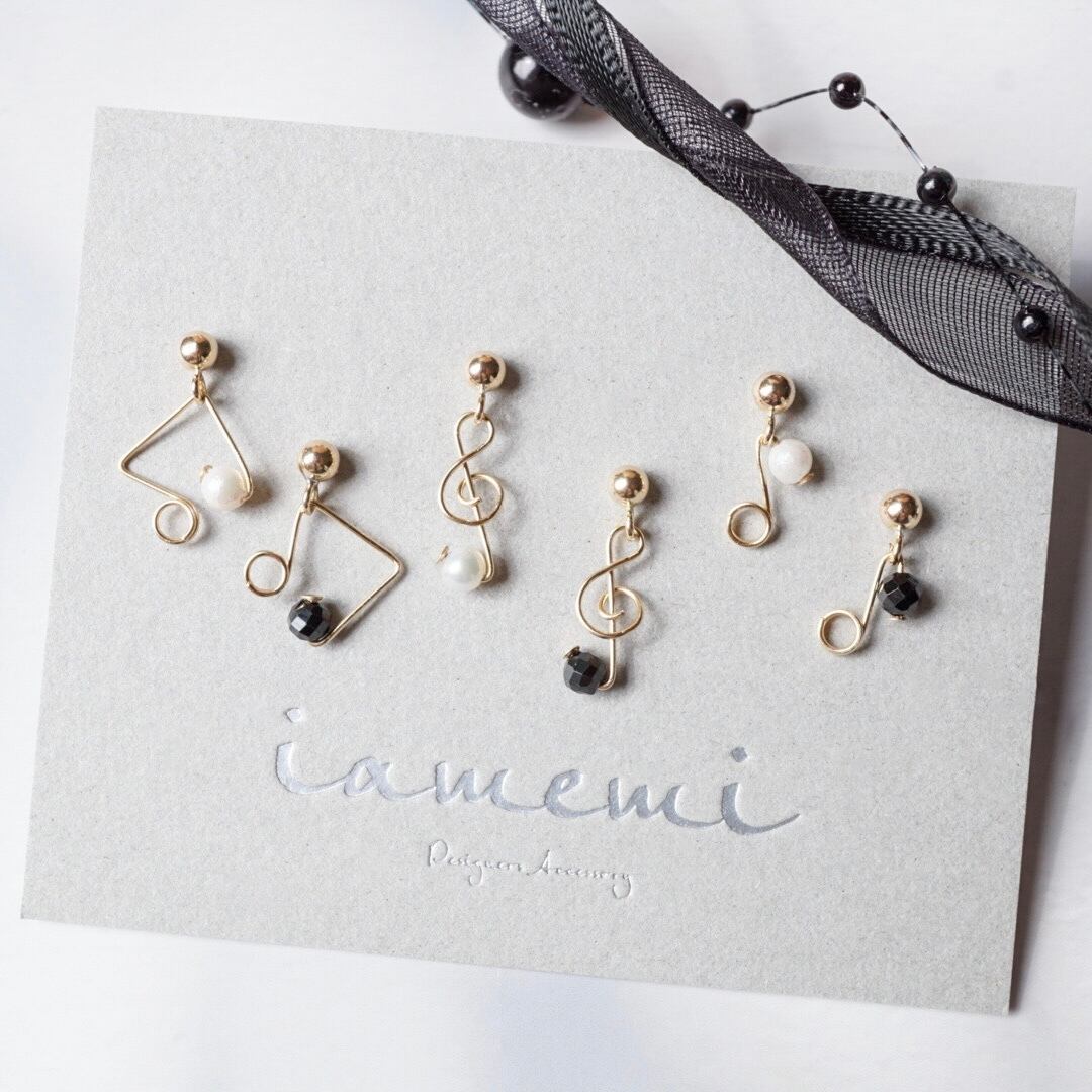 ピアス／イヤリング】「小さな音符」ト音記号 淡水パール 白 天然石