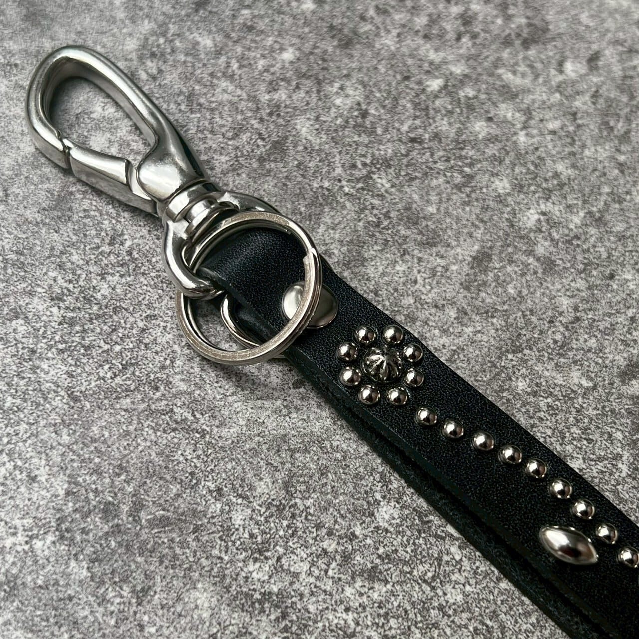 栃木レザー】片面スタッズキーホルダー T20.5-2 | Ace leather