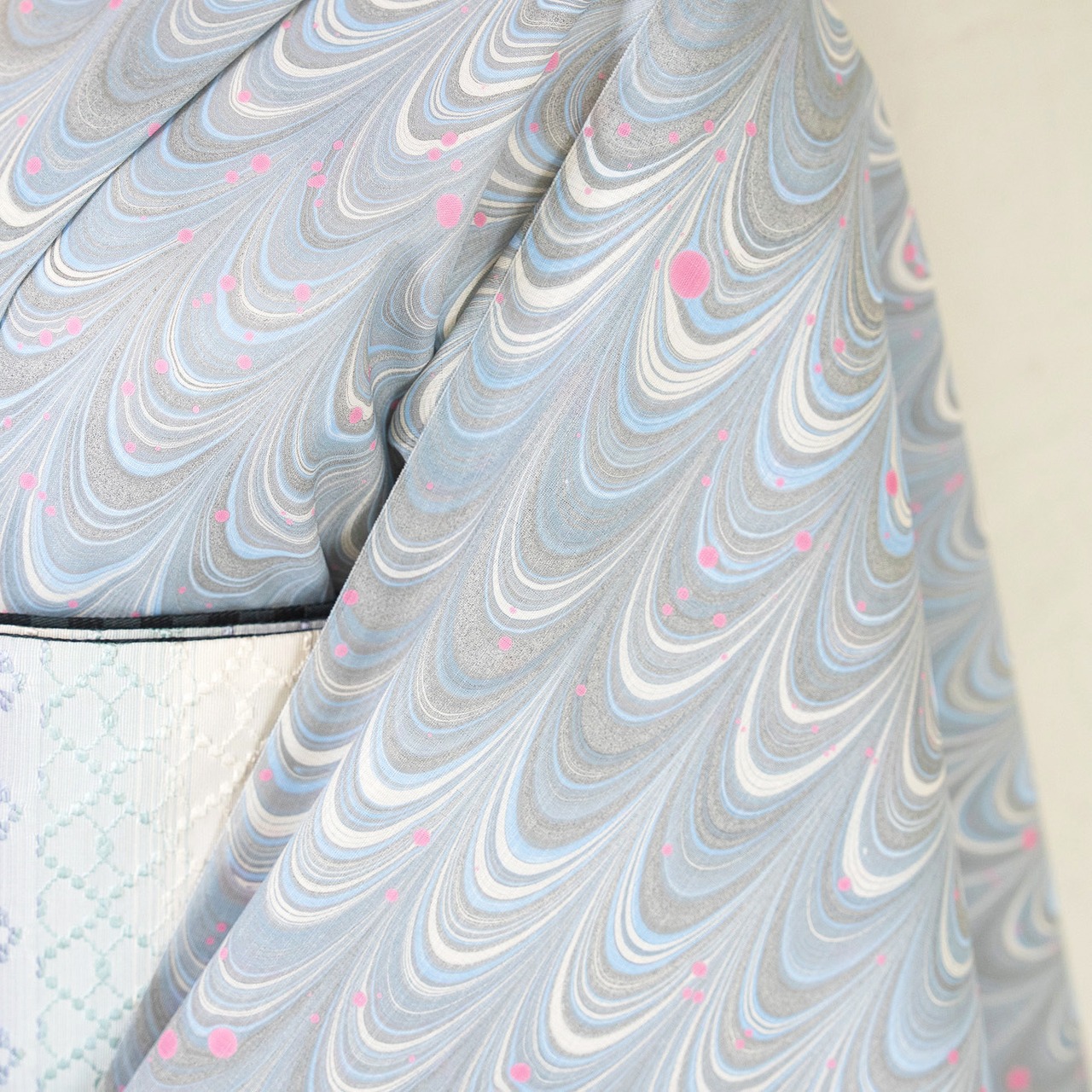 「雪解け水とフランボワーズのギモーブ」ピーコック柄〜セオアルファ　浴衣・夏着物・単衣