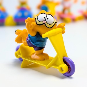 ☆ VINTAGE 1988 ☆【 McDonald's  ( マクドナルド ) 】1988年マクドナルドミールトイ 『 Garfield on Scooter（ガーフィールド オン スクーター）』〜スクーターで調子に乗るあいつ(笑)〜 / ミールトイ / ハッピーミール 〚アメリカン雑貨 アメトイ〛