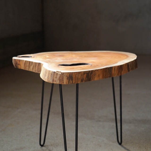 大きな節が二つある欅の輪切り一枚板　コーヒーテーブル（高さ・カラー変更無料）