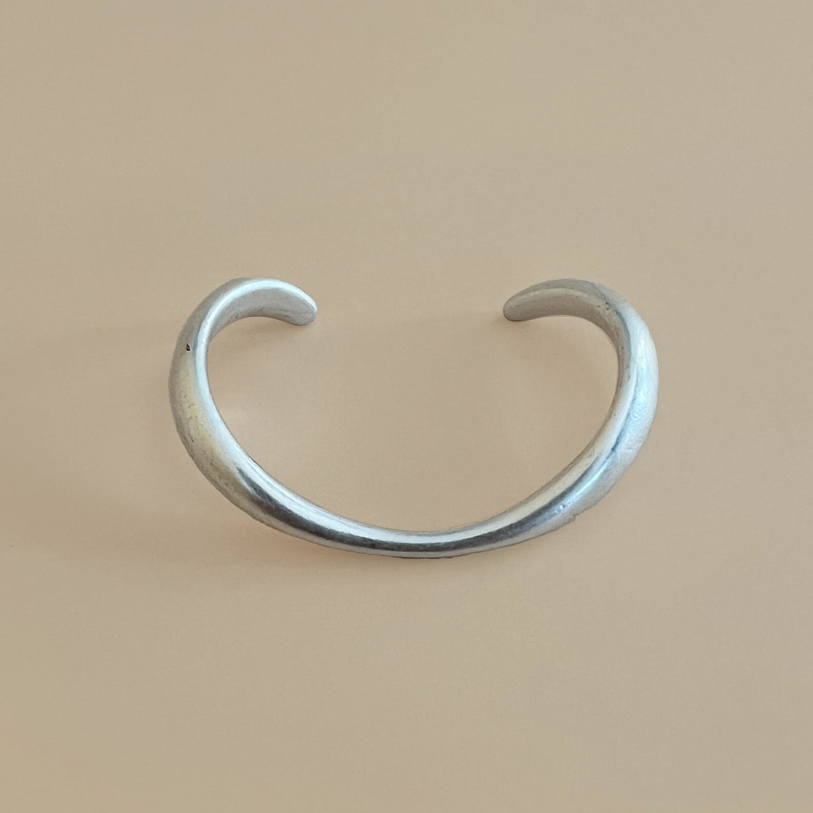 【SELECT】カーブメタルバングル　マット　艶消し　ボリューム　ニュアンス　大人カジュアル　ブレスレット　韓国製