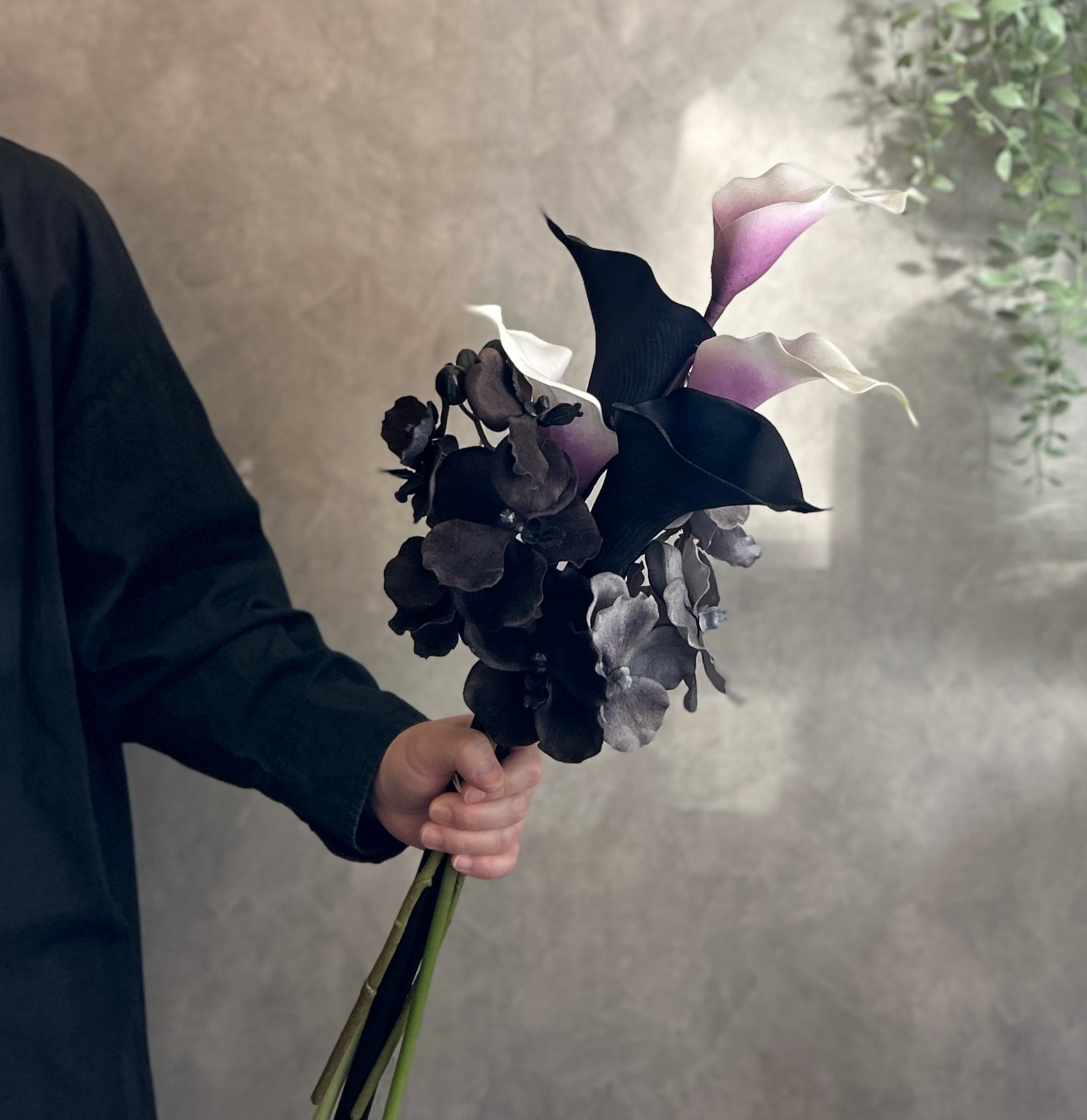 ブラックスタイルブーケ-黒カラーと洋蘭のクラッチ-送料無料サービス