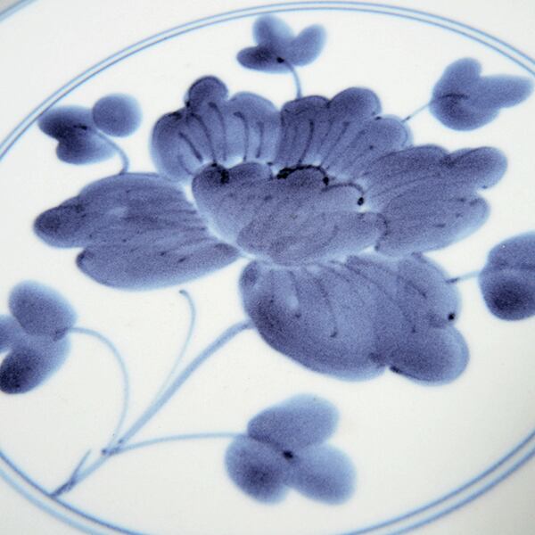 染付伊万里牡丹段付8寸丸皿 | 福珠窯ファクトリーショップ