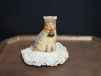 クッションに座った小さな猫 画像1