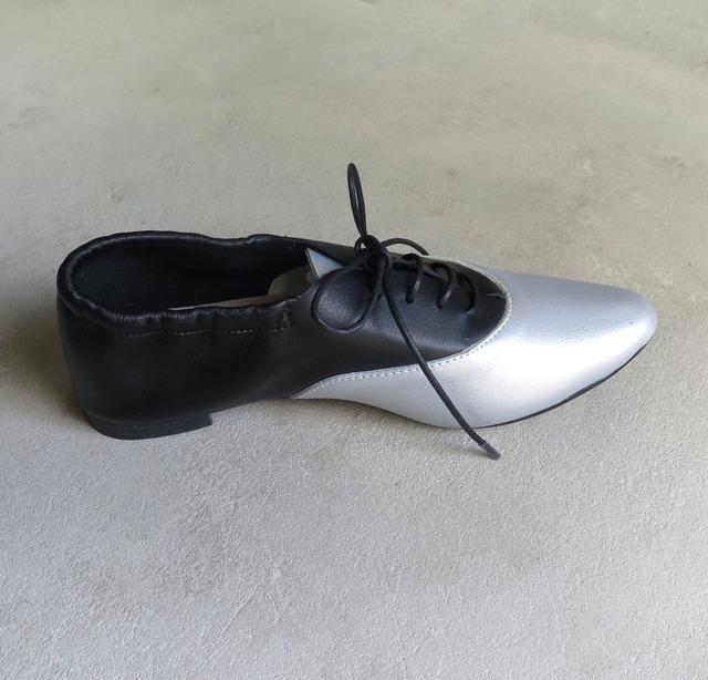 ＜バブーシュとしても◎＞かかとのゴムで履きやすく、キレイに決まるレザーシューズ/ブラック×マットシルバー