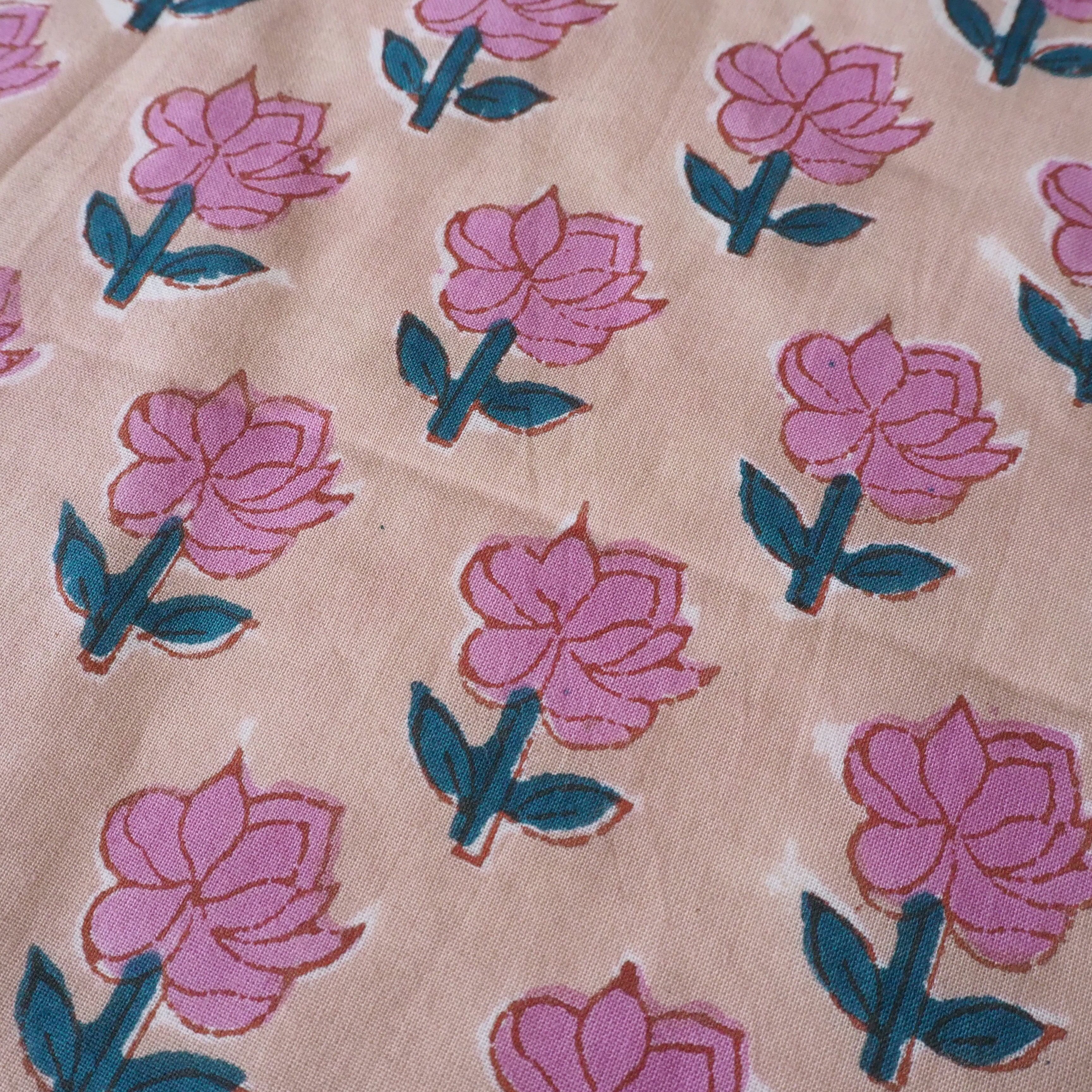 未使用※インド ブロックプリント 中綿入りキルト ピンクローズ　マルチラグ 50cm単位】マルチデザイン ホワイトピンクイエローフラワー インド