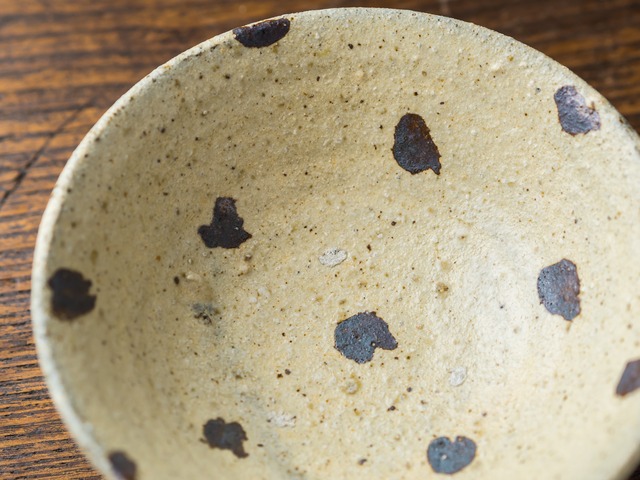4寸飯茶碗 白地に茶ドット柄（小鉢・盃）／西川真衣