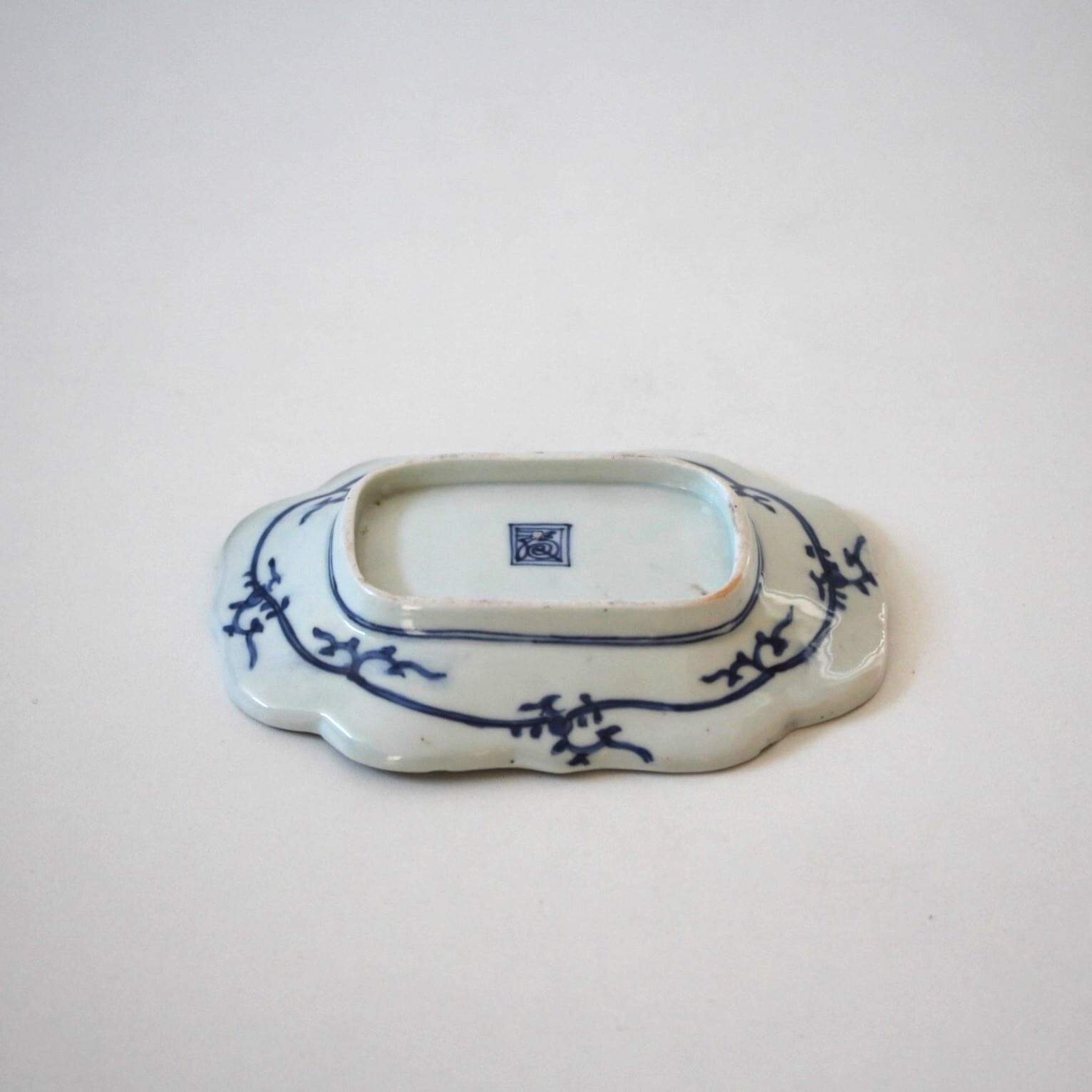 古伊万里染付花唐草文変形皿 d16.6cm Imari Blue and White Dish