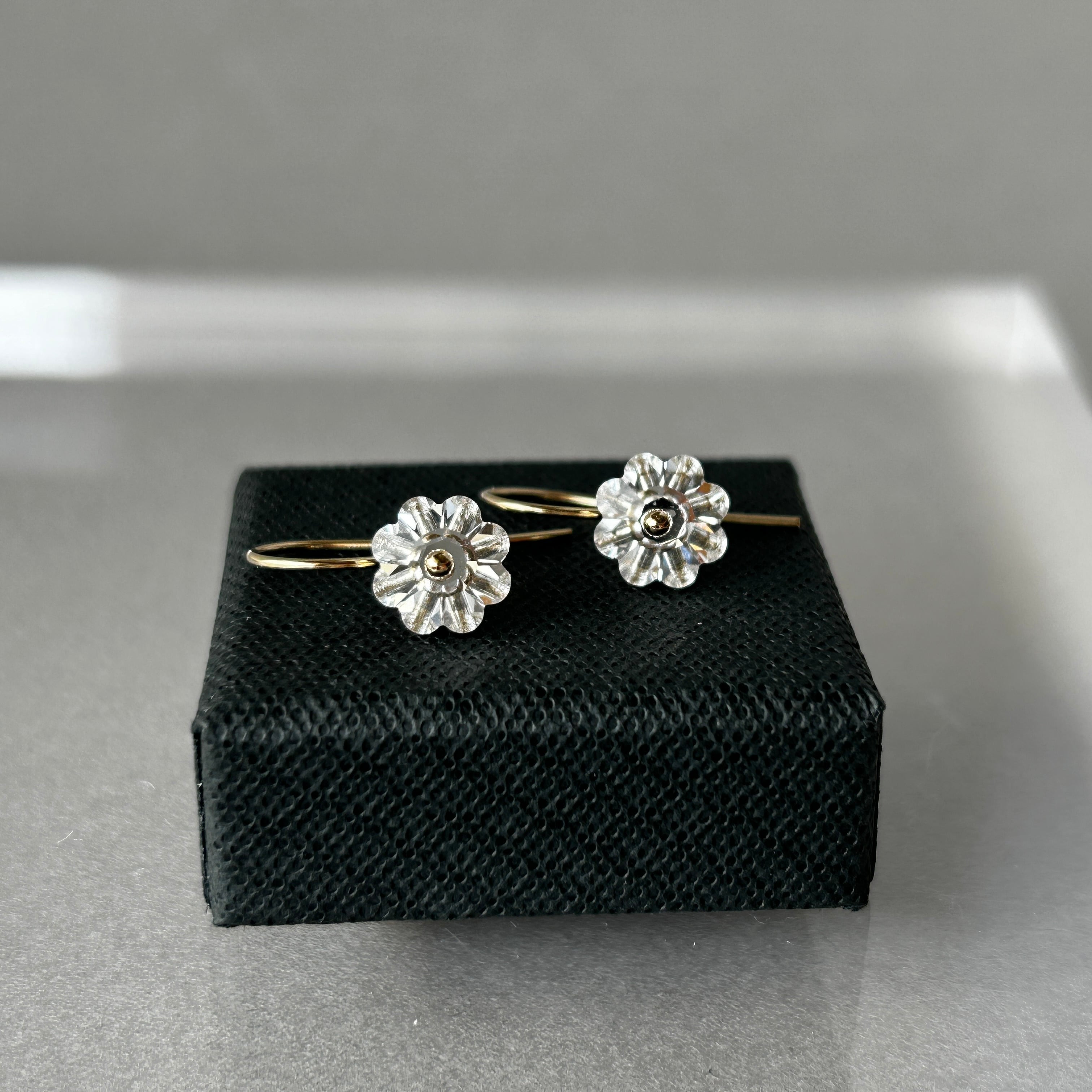 ★daisy★❤️ 14kgf ピアス 無邪気に咲く - Daisy Glow｜透明クリスタルガラスのデイジーピアス（2
