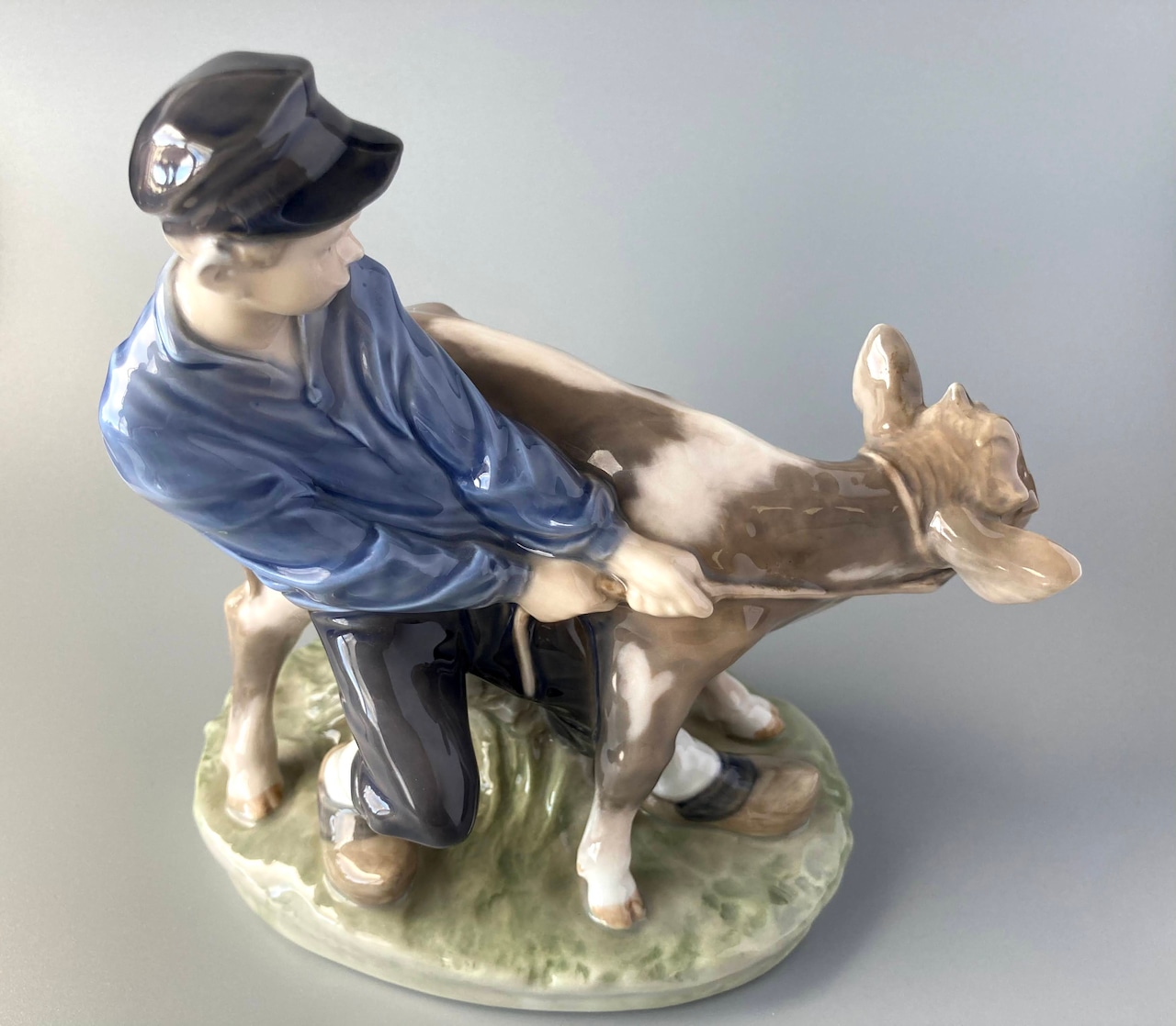 ロイヤルコペンハーゲン フィギュリン 「Boy with calf」牛飼い ロイヤルコペンハーゲン フィギュリン 「Boy with calf」牛飼い