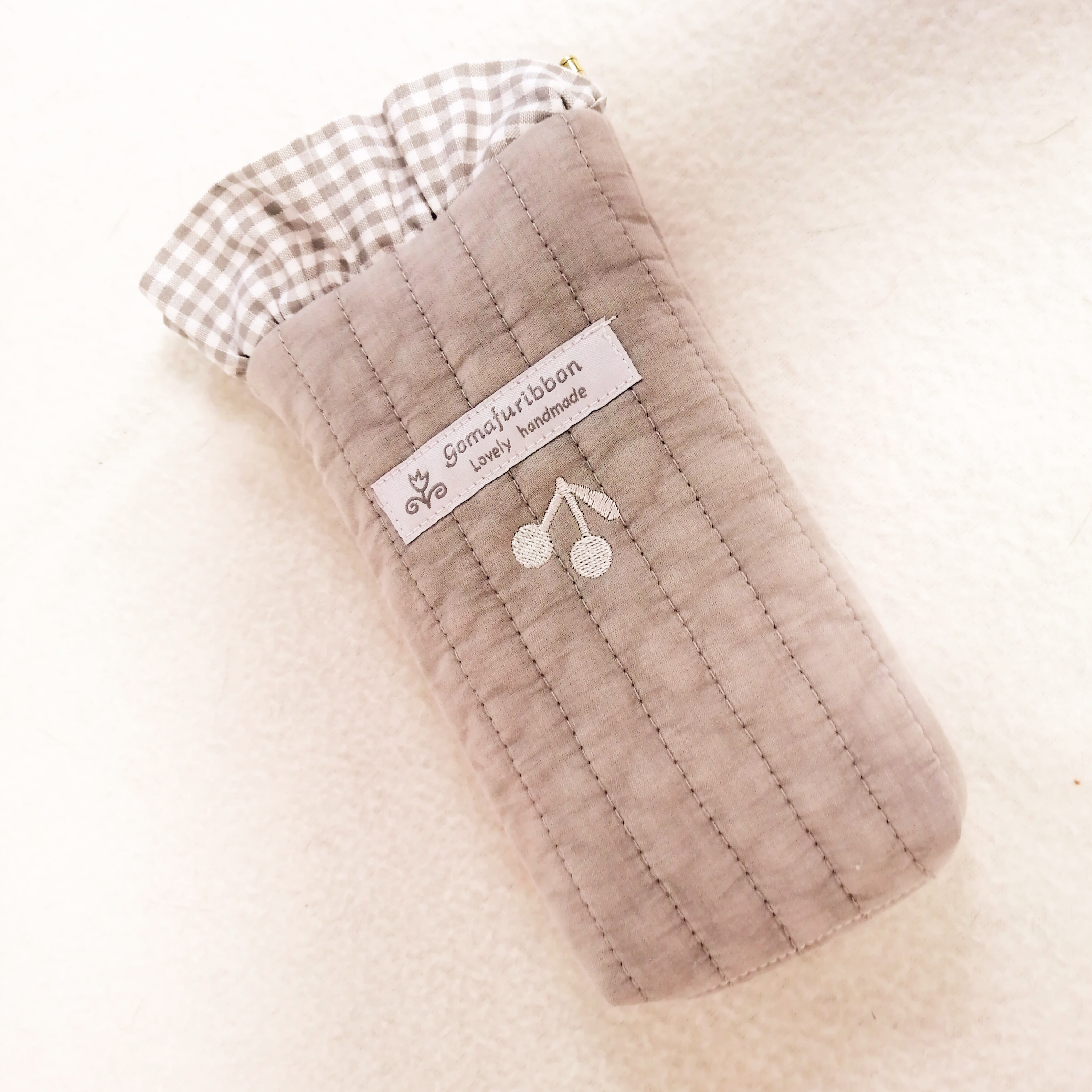 ほんわりフリルのめがねポーチ ヌビキルト バネ口 ギンガムチェックフリル グレー さくらんぼ