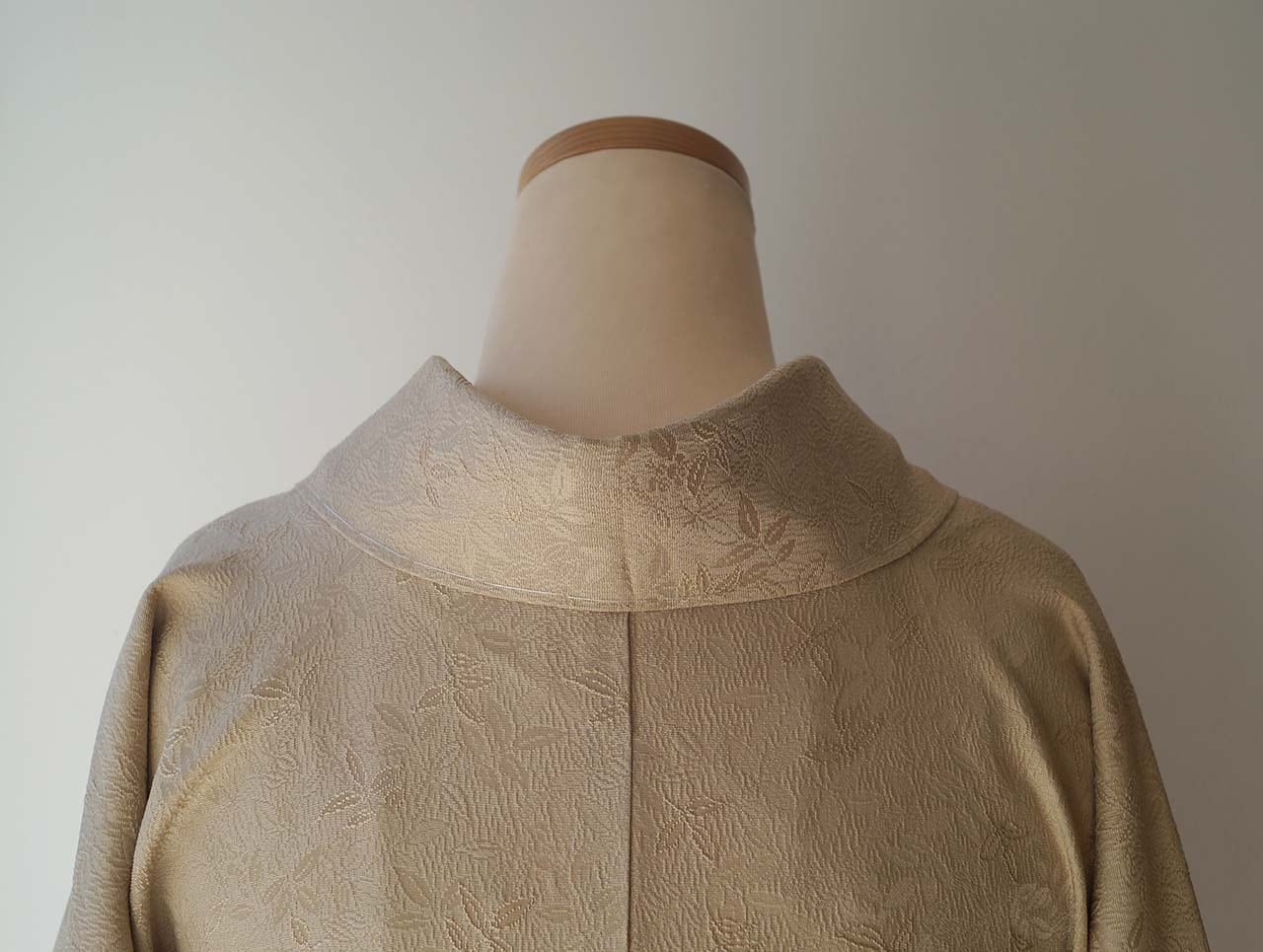 袷】飴色地 植物地紋 色無地 | 大山キモノ・ちぇらうなぼるた