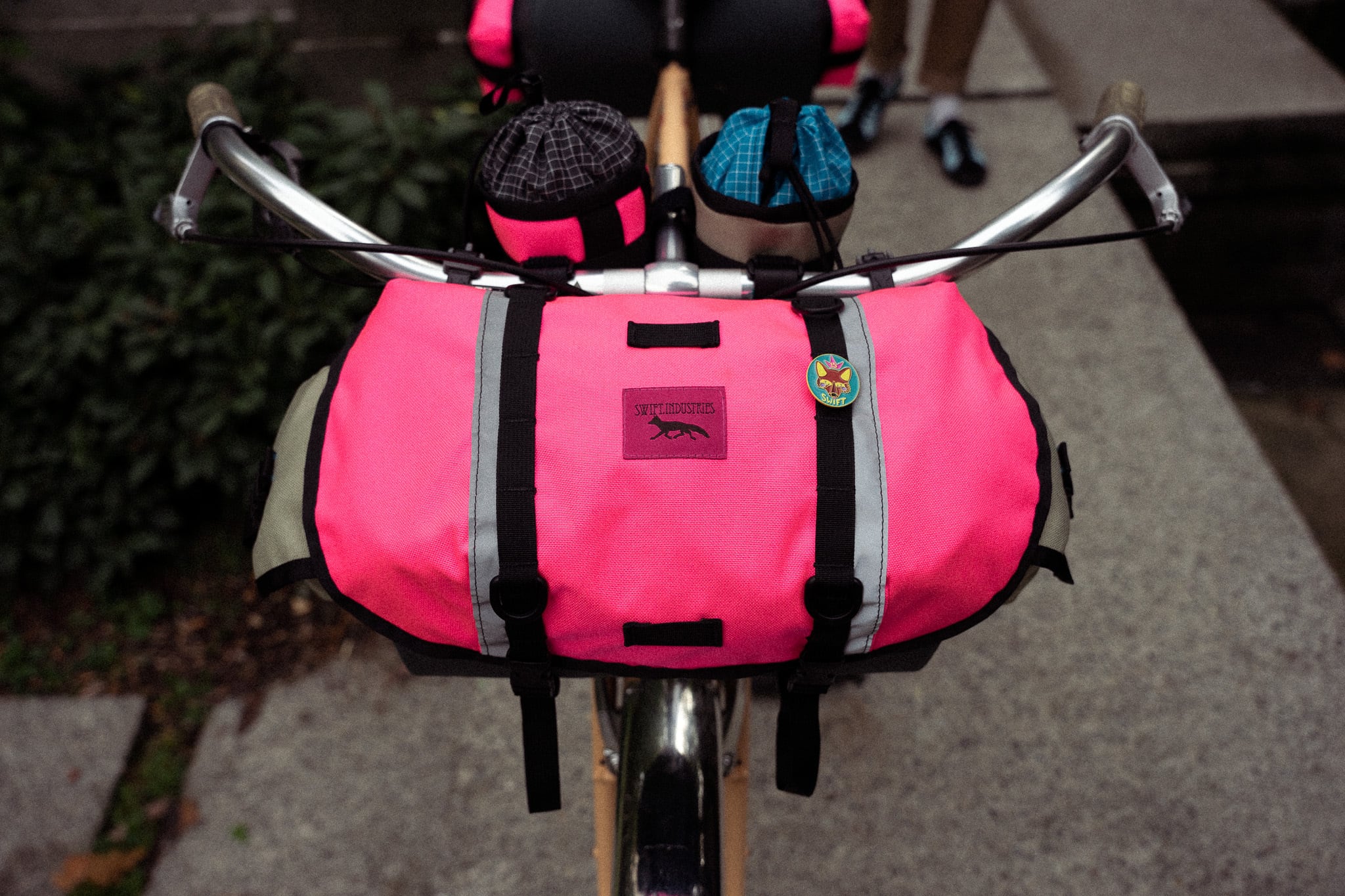 SWIFT INDUSTRIES】15th Anniversary Zeitgeist Saddle Bag (Hot Pink ...