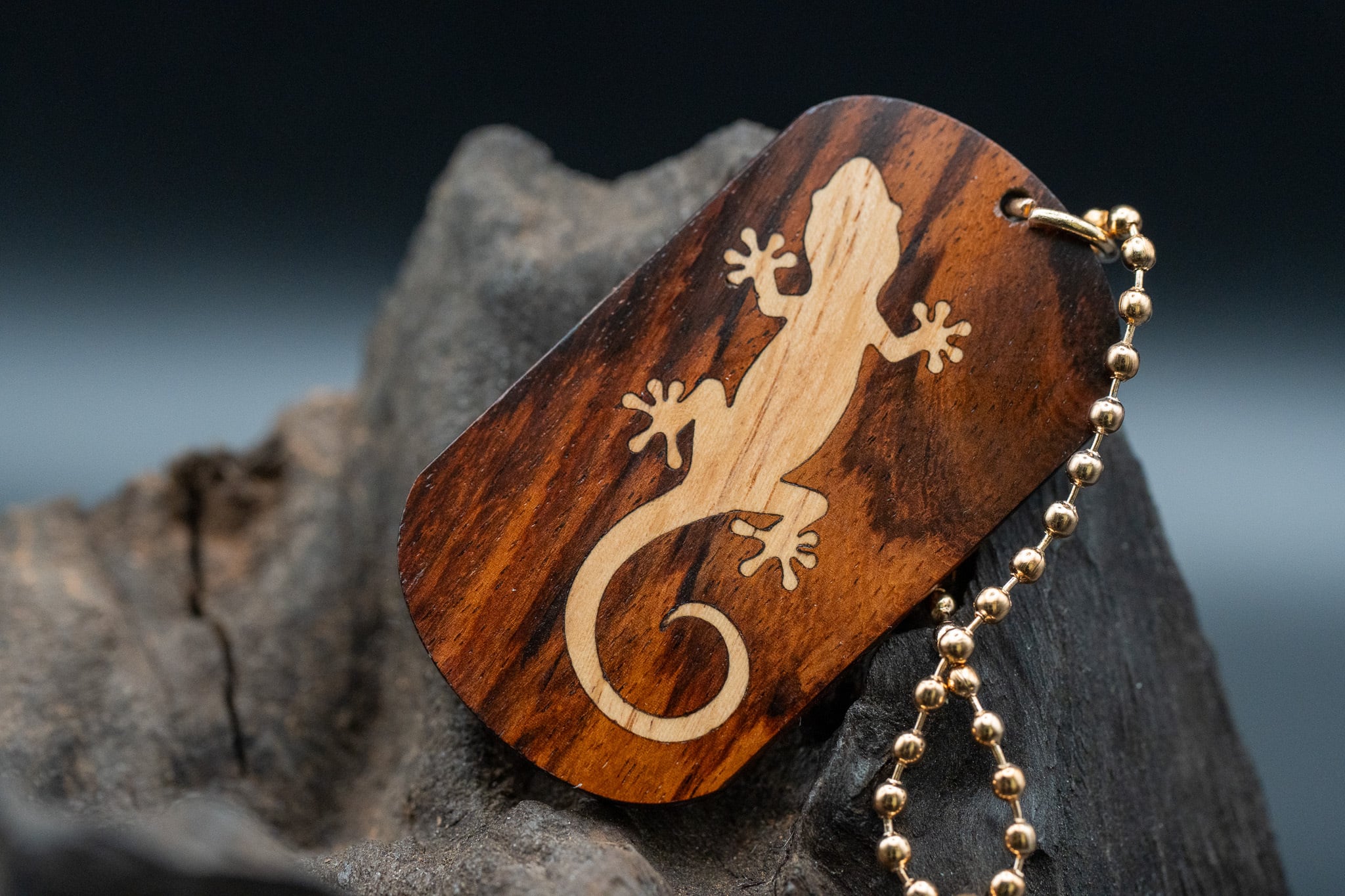 【高級家具のシンボル】 インドローズウッド ドッグタグ 象嵌 木登りトカゲ