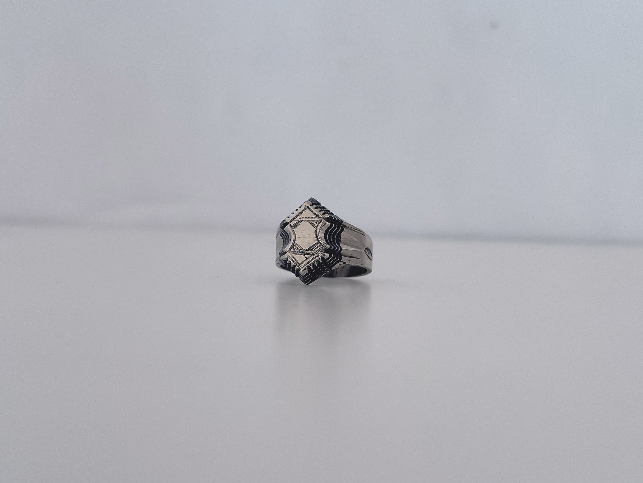 トゥアレグ リング シルバー 黒檀|一点もの セネガル トゥアレグ族 メンズ アフリカンジュエリー|Handcrafted Tuareg Silver & Ebony Ring | One of a Kind | Made by a Tuareg Artisan in Senegal