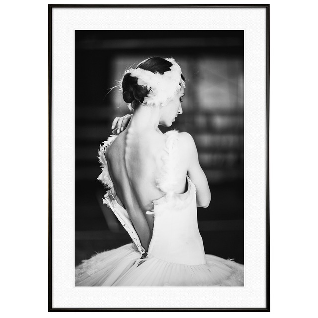 人物写真 バレリーナの女性の背中 インテリアモノクロアートポスター額装 AS2504