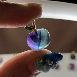 32.フローライトりんご・ペンダントトップ