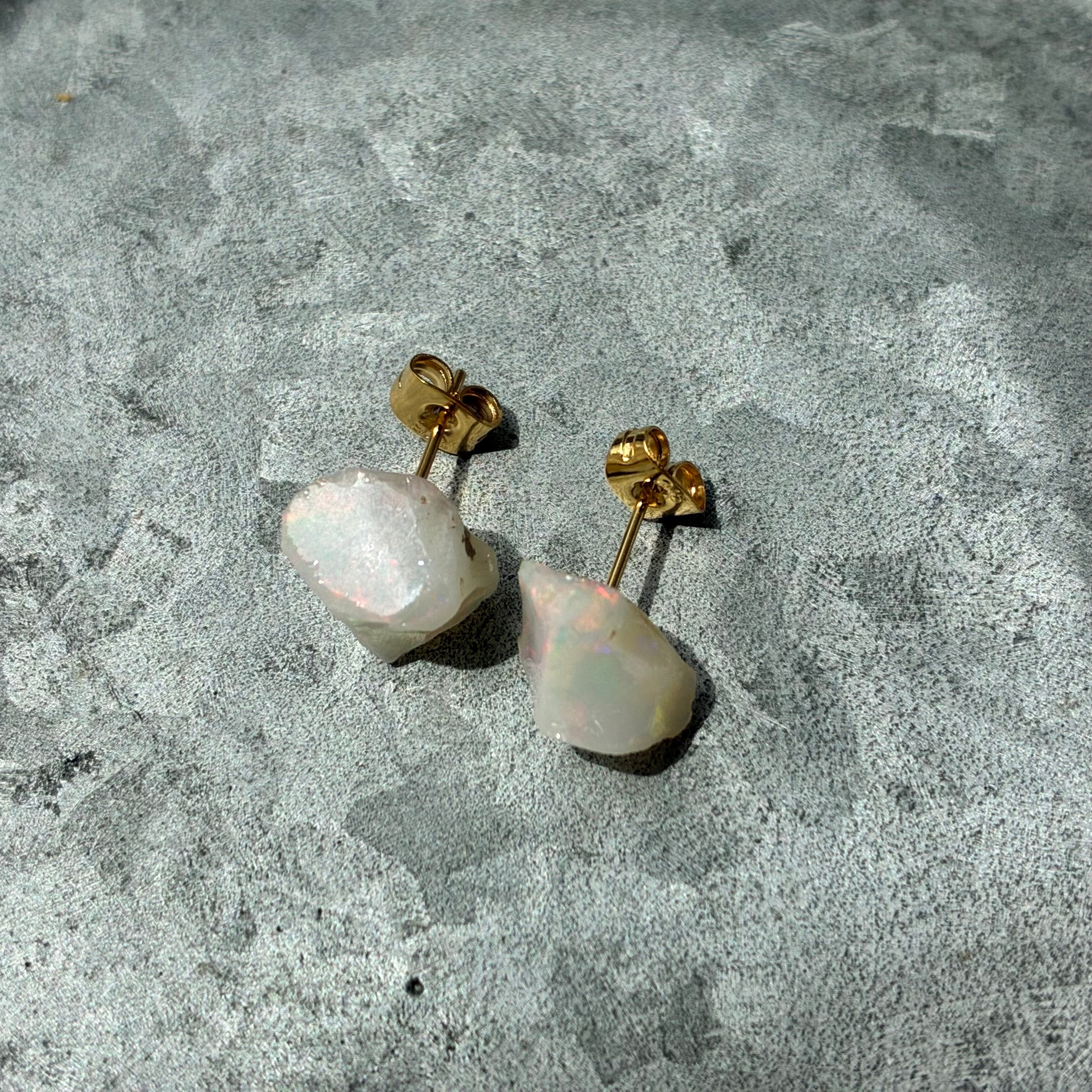 オパール 鉱物ピアス 一点もの 原石 天然石 金属アレルギー対応