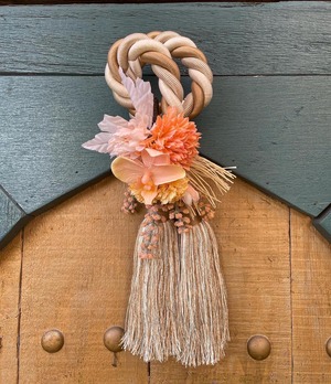 胡蝶蘭とマムのしめ縄