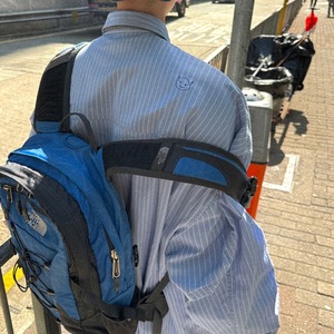 ピンストライプ落書きエンブレムライトブルーシャツ　1118