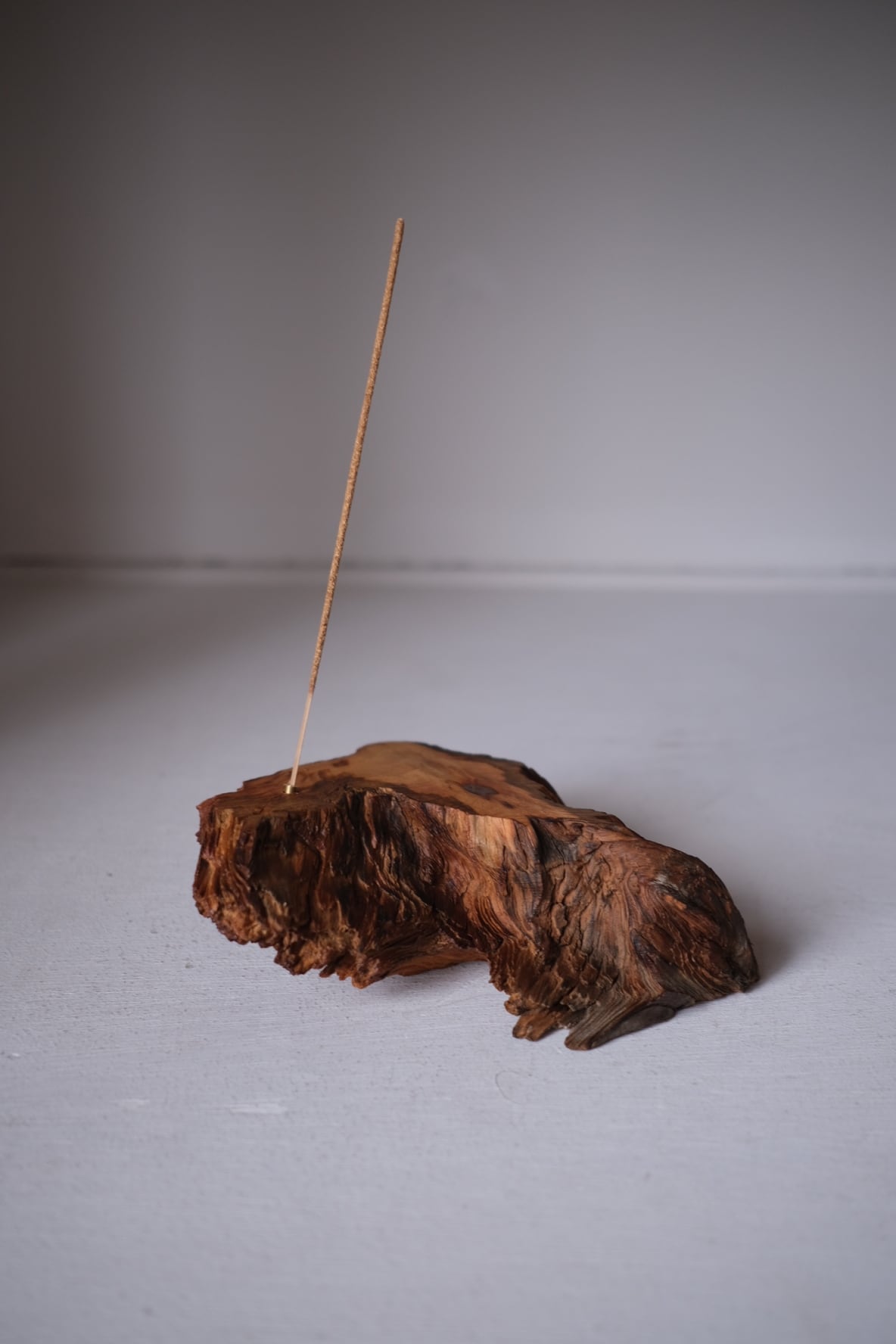 一枚板お香立て 黒松 -black pine- | TORINOKI FURNITURE