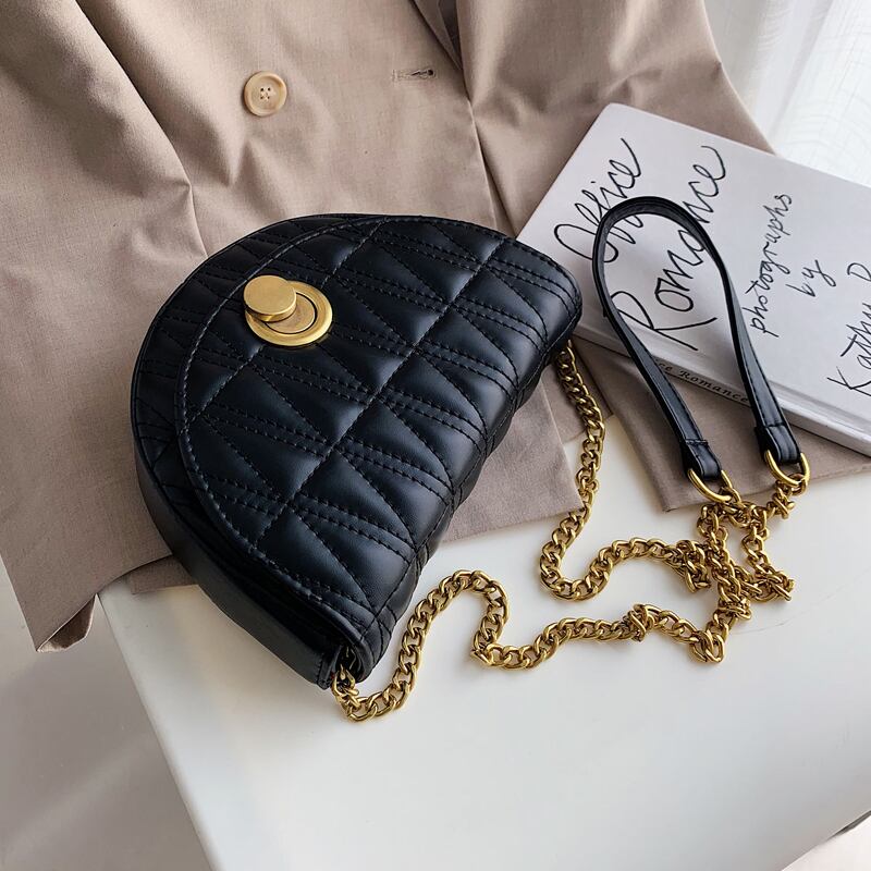 ネットレッドスモールブラックバッグスモールバッグメス2020ワイルドテクスチャーメッセンジャーバッグファッション気質サドルバッグの新しい流行バージョン 手作りハンドバック56709094475