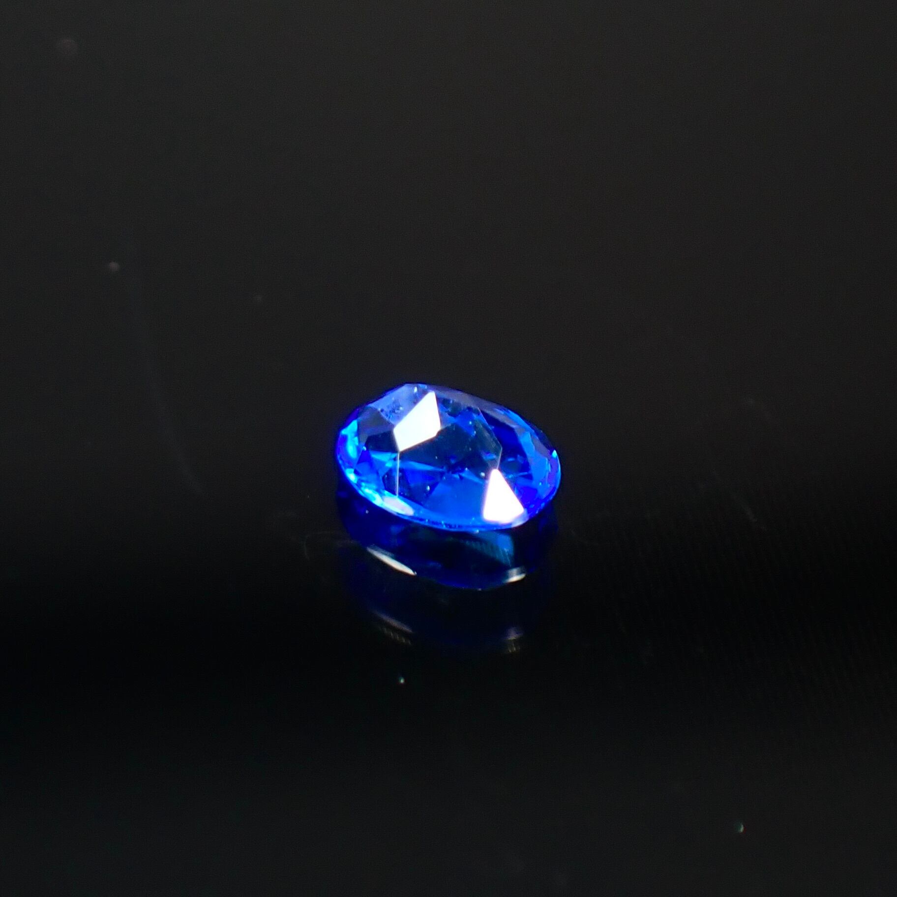 脳裏に焼き付く鮮烈なネオンブルー 0.037ct 天然アウイナイト | Frederick’s Gems&Jewelry