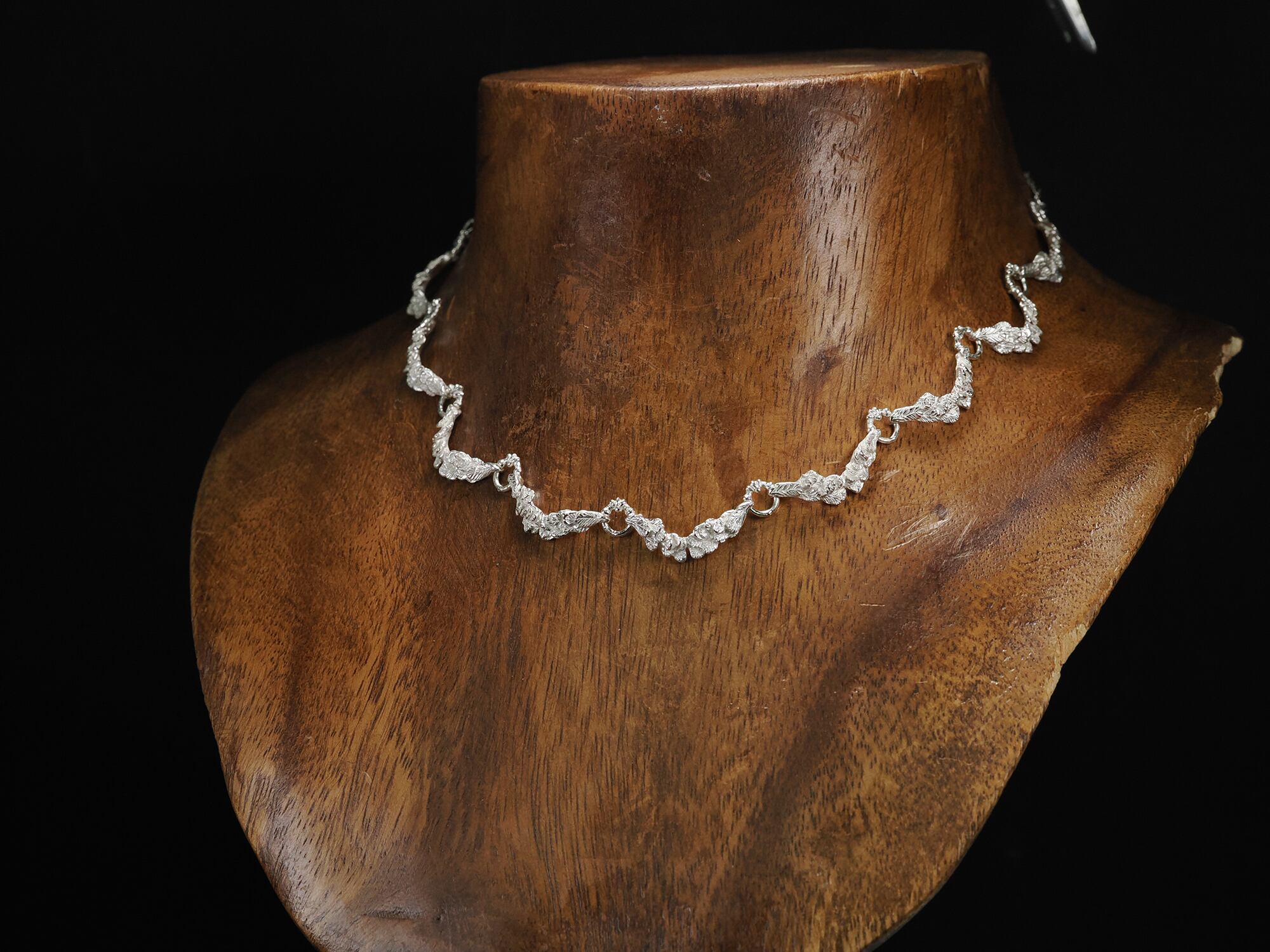 ともこ様オーダーのお品　羽アクセサリー ハクチョウの羽ネックレス | memini