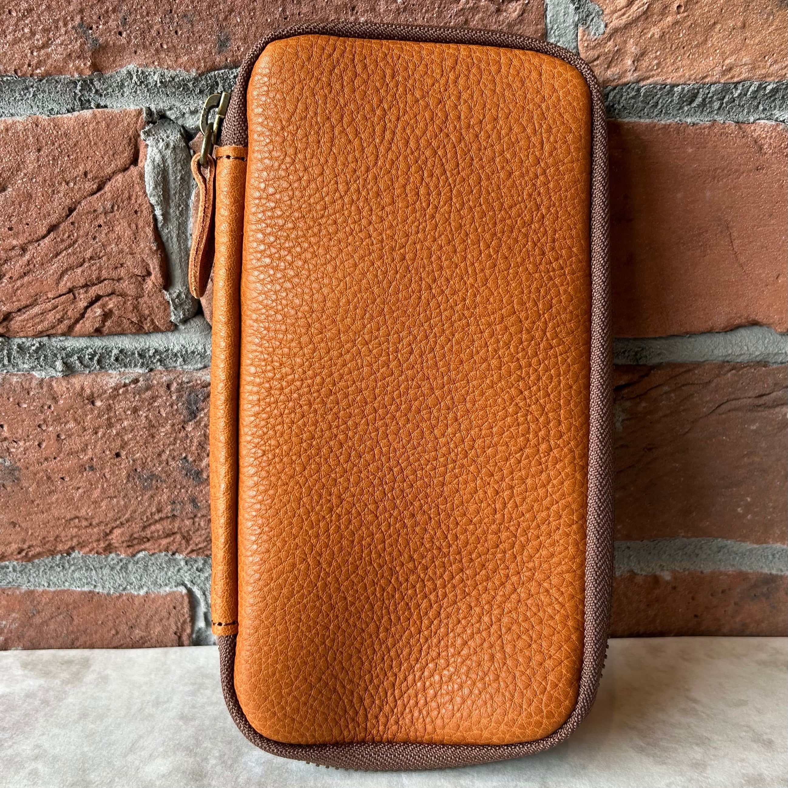 ＆Liebe「文具にこだわる人のジップペンケース（ぺブルヌメ革）」／3本