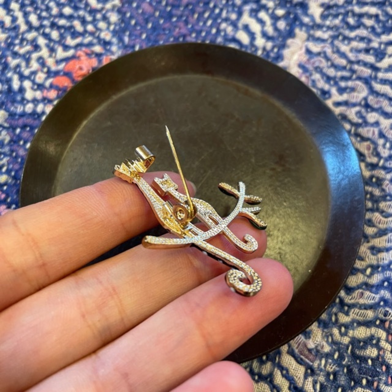 TOPANGA Jewelry Bijou art brooch Twin Cat / ビジューアートブローチ ツインキャット ネコ プレゼント プチギフト ジャケット 帽子 バッグ ニット キラキラ アクセサリー かわいい ファッション小物