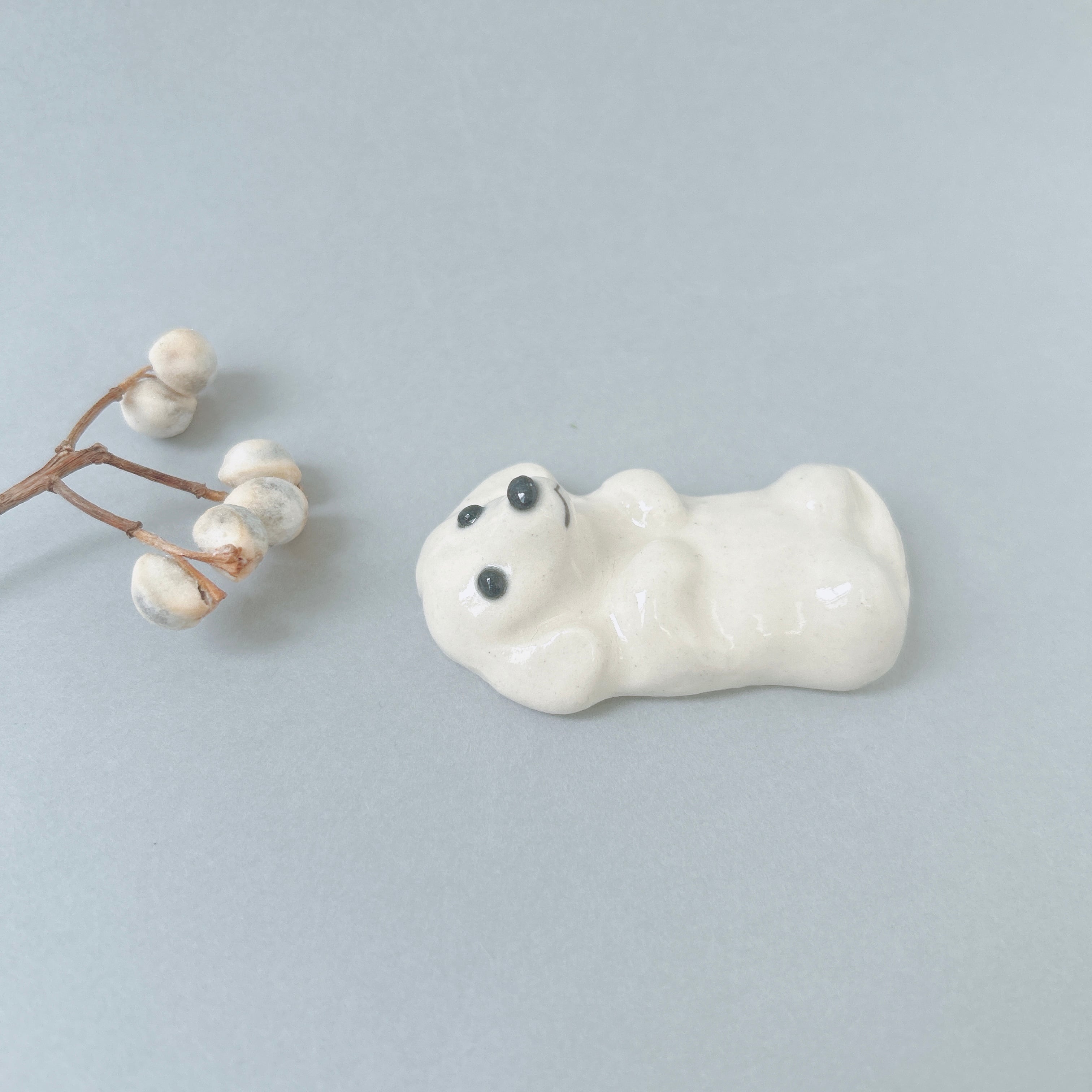 ダックス犬の箸置き（クリーム色）仰向け | 陶器のことり