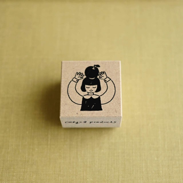 リンゴを頭に乗せたスタンプ 西淑｜木製 ハンコ 文具