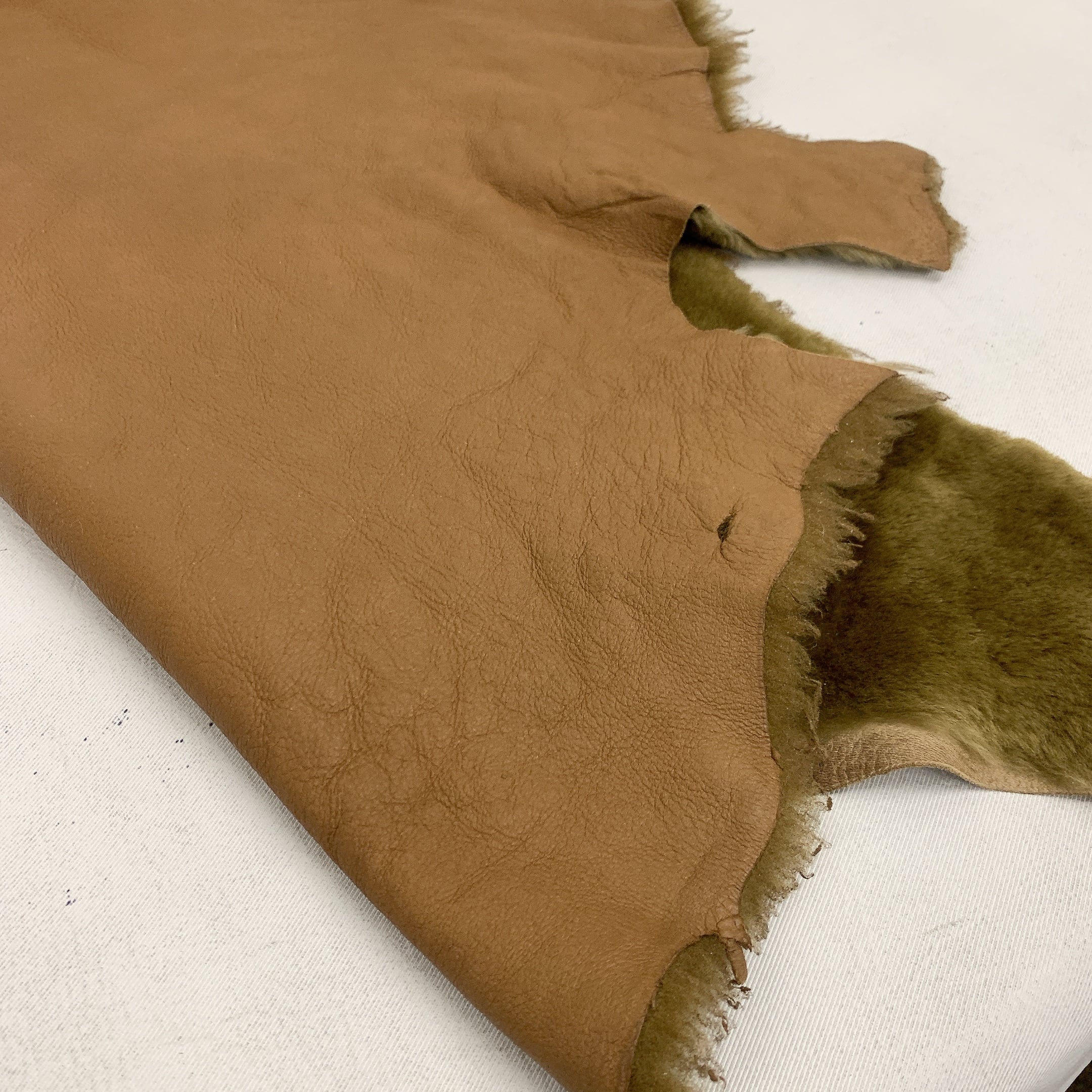 ムートン 羊の毛皮 M4-025 | and leather 【初心者～中級者のための革