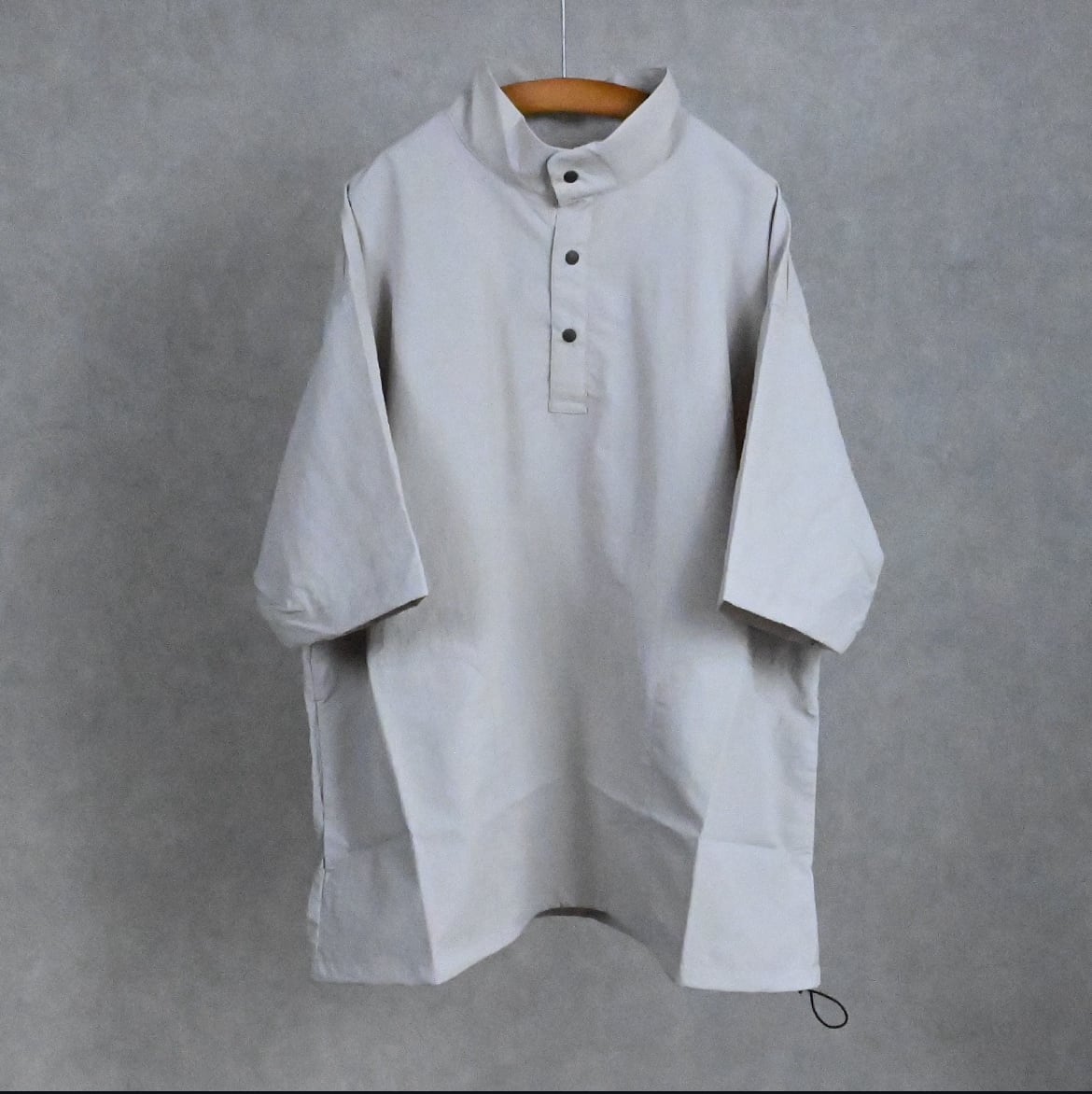 25SS》【MANUAL ALPHABET】LIGHT SHELL S/S STAND COLLAR SNAP PULL