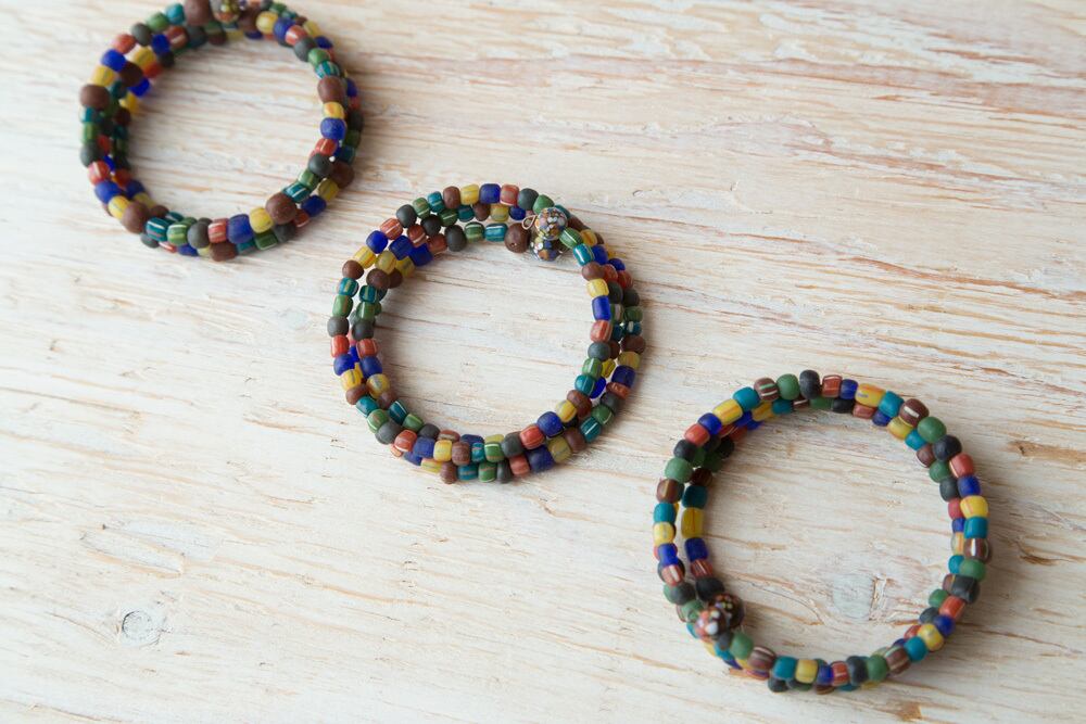 オトナ渋イロ ３連サラワクビーズワイヤーブレス アジアイロ雑貨店