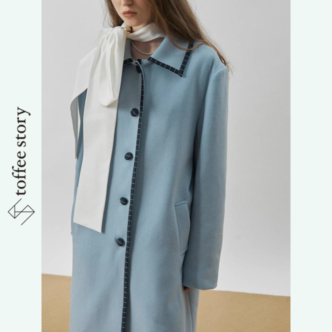 青の輪郭を刻む線：ストライプロングコート《XU0280》