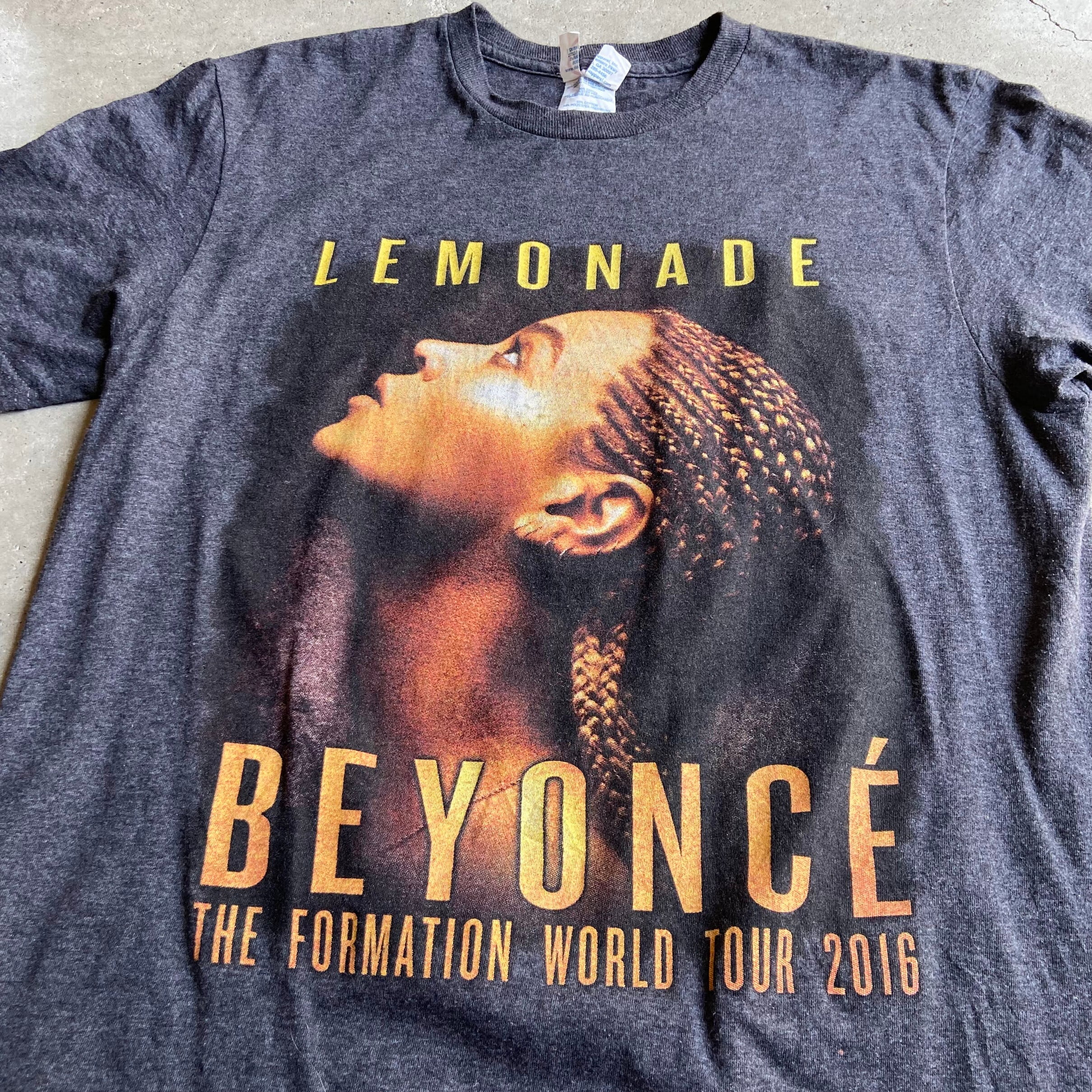 Beyonce ワールドツアー 16 ビヨンセ アーティスト バンドtシャツ メンズm 古着 グレー 両面プリント バックプリント Tシャツ Ss27 50b Cave 古着屋 公式 古着通販サイト