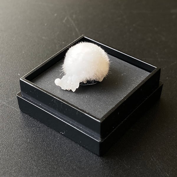 オーケン石 オケナイト（Okenite)直径約13mm コレクションケース付