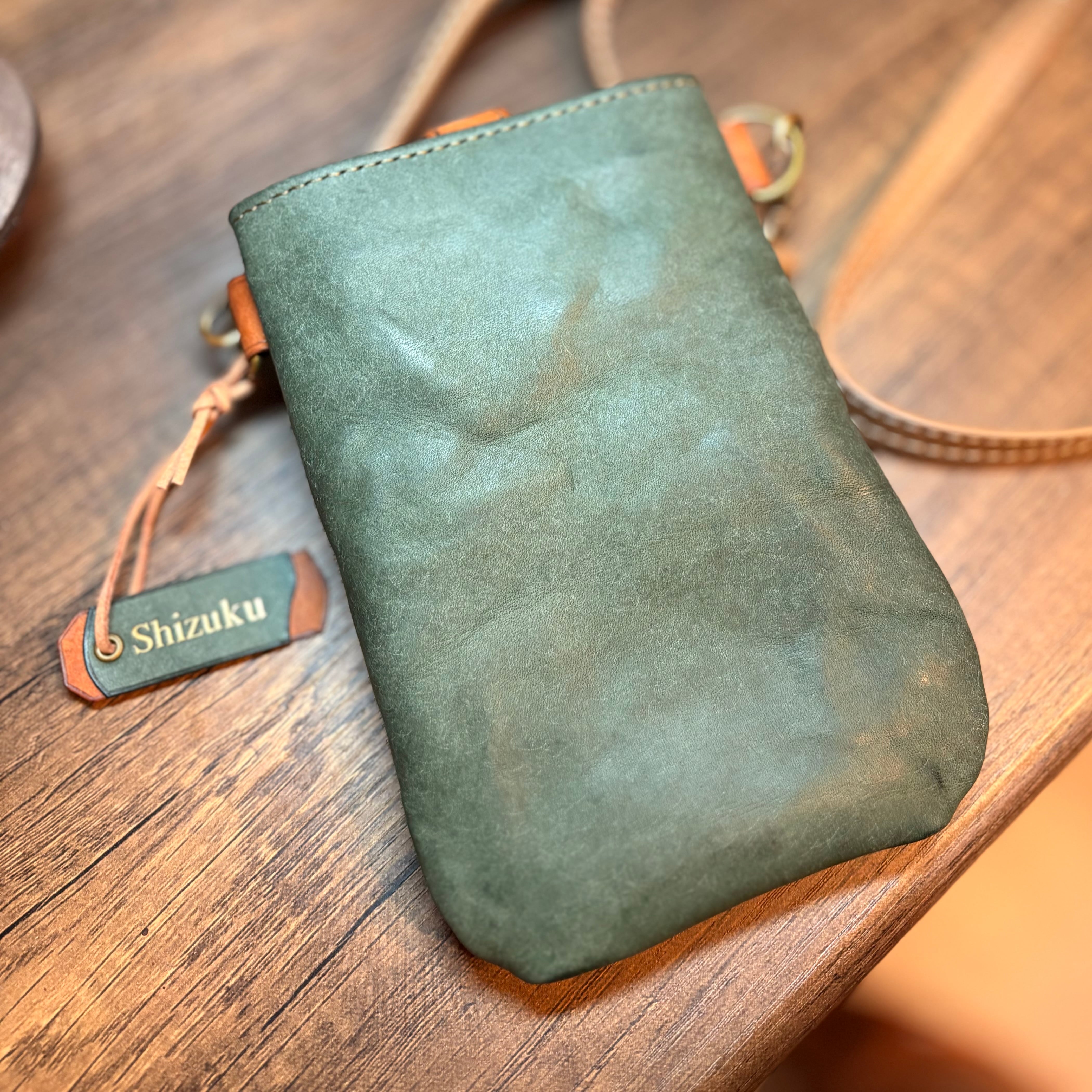 刻印名入れタグ付き】インド刺繍リボンとレザーで作ったスマホ