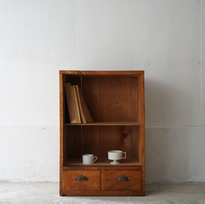 引き出しのついた木製棚