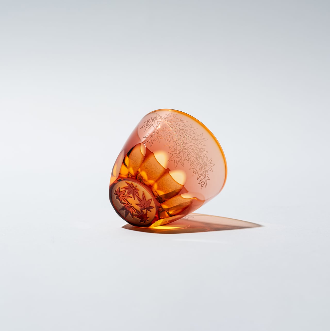 切子　金赤　ぐい呑　一個 紅葉（金赤×オレンジ）ぐい呑 | 椎名切子（GLASS-LAB) 江戸切子