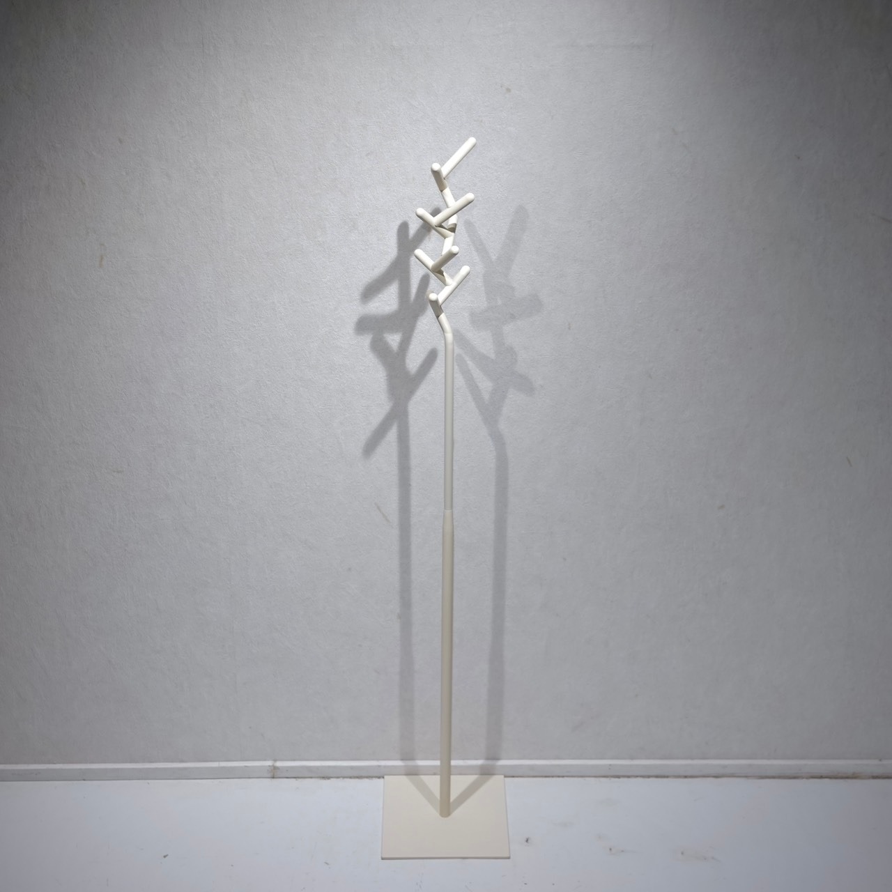 Mattiデザイン コートハンガー ポールハンガー コートスタンド 洋服掛け カバン掛け ホワイト モダン 北欧 ミニマル