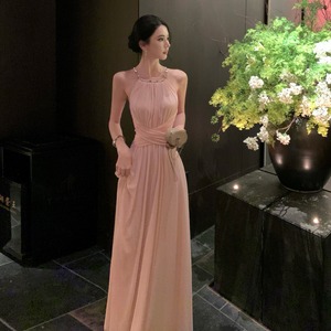 ロングドレス レディース ビジュー付きハルターネック ウエストクロスシワ シフォン素材 ピンクベージュ フォーマルパーティードレスDQ2-XBN6-143-72550900