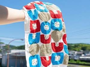 Atelier FOLK | 5枚合わせのかや生地ふきん 赤と青の花 (30×40cm)