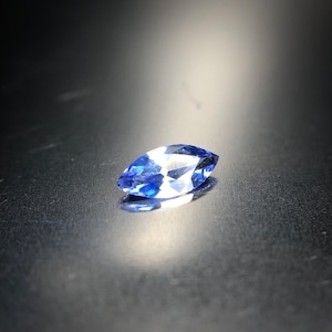 クールな青にファイアの煌めき 0.22ct 天然 ベニトアイト