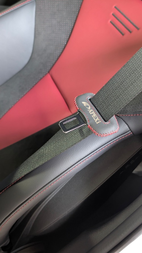 日産フェアレディＺ（RZ34）用本革レザーシートベルトカバー　赤ステッチ　NISSAN　RZ34　APEX'iロゴ入り　傷防止 ・異音防止！！　品番：319-A003