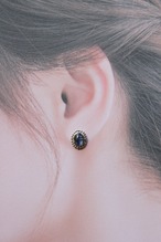 カイヤナイトの一粒ピアス