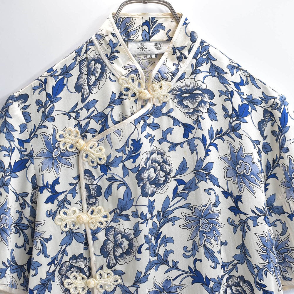 90-0s 中国製 秦藝 Qin Yi チャイナドレス ワンピース 旗袍 シルク100% 花柄 青花磁器 クリームホワイト ブルー ヴィンテージ ビンテージ 古着 レディースSサイズ